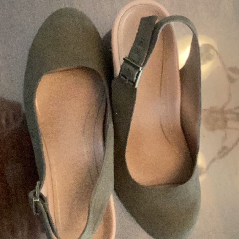 Vionic Women’s Low Wedge Sling Back. Sz8.5